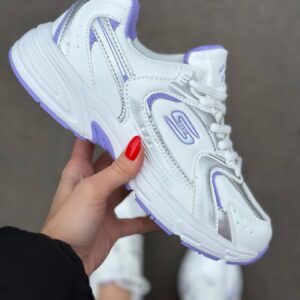 Жіночі кросівки