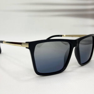 Водійські окуляри унісекс обзорні трапеціі в пластиковій чорній оправі з чорним тонуванням лінз та дзеркальним напиленням