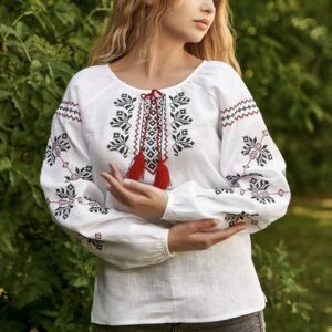 "Два кольори" жіноча вишиванка у білому кольорі з чорним орнаментом