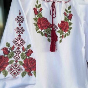 "Зоряна" вишиванка для дівчинки з червоними трояндами